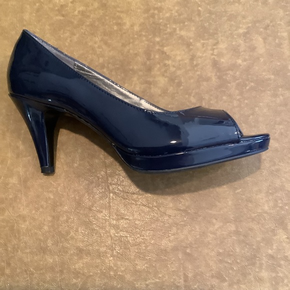 Bandolino navy blue patent platform heels size 8 - Picture 2 of 4